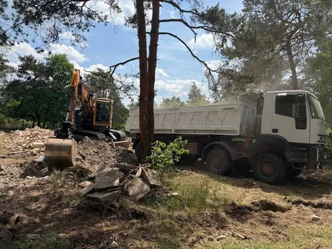 Demolácia a odvoz sute — rýpadlo Hyundai a sklápač IVECO